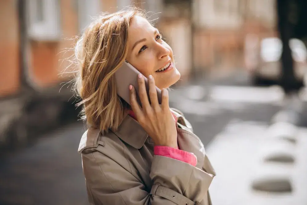 Cliente au téléphone - Expert Patrimoine BRA- expert de la rénovation énergétique