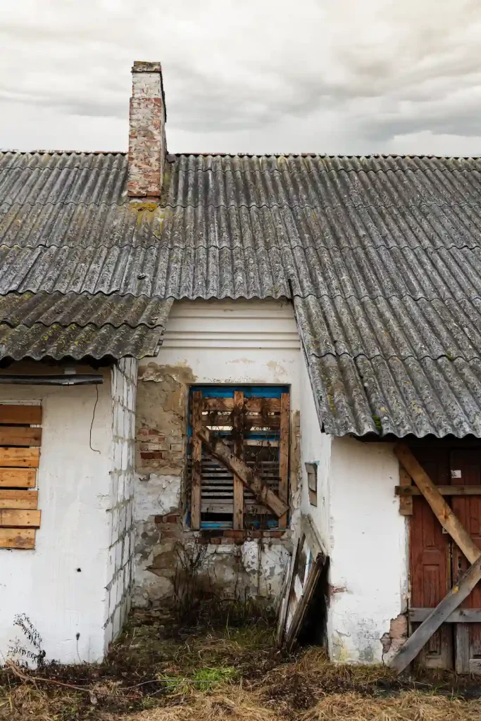 Maison ancienne dégradée avec toiture vieillissante illustrant les problèmes d’isolation thermique du bâti ancien.