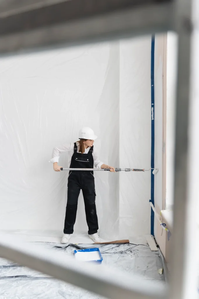 Application professionnelle de peinture façade extérieure sur un mur