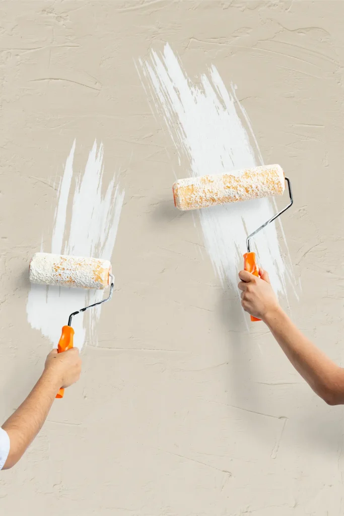 Application de peinture façade extérieure au rouleau sur un mur
